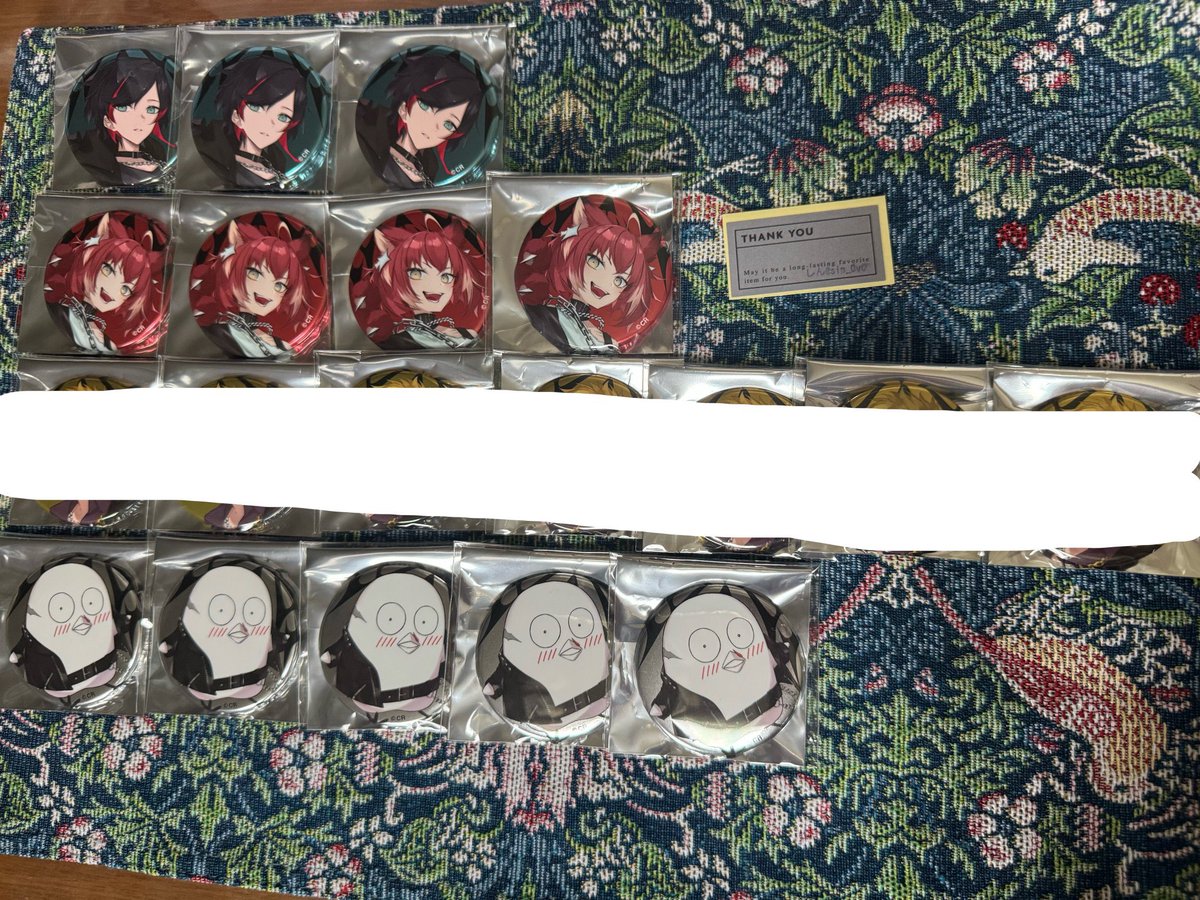 sin_0v0's tweet photo. 【交換譲渡】CR Revive　crazyraccoon
缶バッジ

【譲】画像1枚目
【求】画像2枚目、定価+送料

Revive現地または郵送での交換を探しております。
1段目の方は交換優先、譲渡は下段引取 https://t.co/9DZdHCGZnH