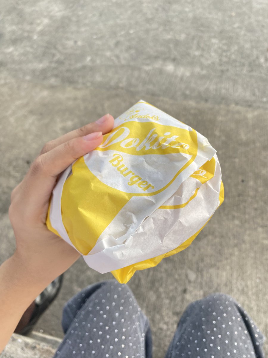 daisydrenched's tweet photo. #melamba nilalabasan sa sobrang sarap kapag kumakain ng dokito burger https://t.co/vn0hnwoOjO