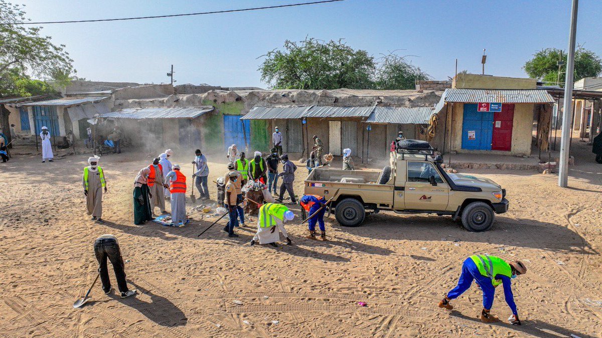 EnnediTchad's tweet photo. UMUGANDA : Fada se mobilise !

Dès 6 h, autorités, forces de défense et de sécurité, civils et communautés se sont mobilisés aux côtés de la RNCE pour nettoyer les abords du marché de Fada.

La propreté est l’affaire de tous. 

📸 Orozi Hangata https://t.co/tFk63y8JV5