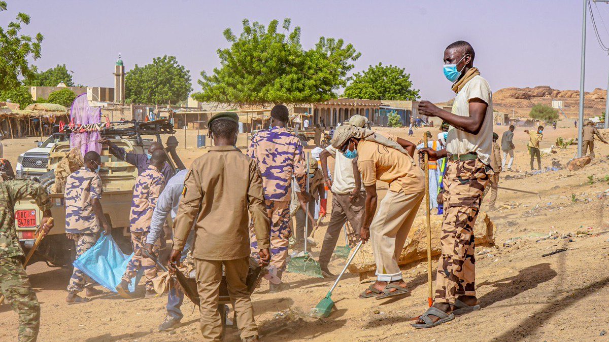EnnediTchad's tweet photo. UMUGANDA : Fada se mobilise !

Dès 6 h, autorités, forces de défense et de sécurité, civils et communautés se sont mobilisés aux côtés de la RNCE pour nettoyer les abords du marché de Fada.

La propreté est l’affaire de tous. 

📸 Orozi Hangata https://t.co/tFk63y8JV5