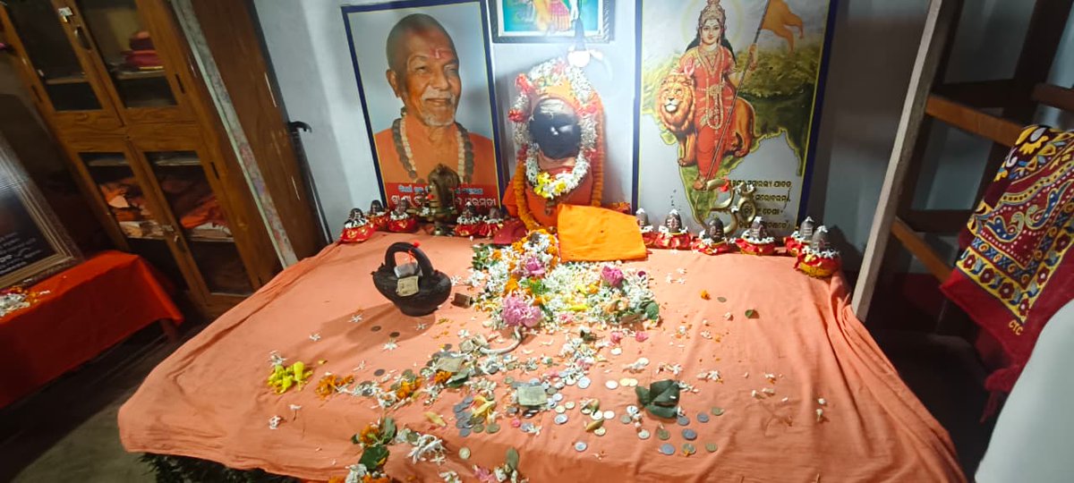 MahalingMukesh's tweet photo. ପବିତ୍ର ଜନ୍ମାଷ୍ଟମୀ ତଥା ମହାନ ଆଧ୍ୟାତ୍ମିକ ଗୁରୁ, ସମାଜ ସୁଧାରକ 'ବେଦାନ୍ତ କେଶରୀ' ସ୍ୱାମୀ ଲକ୍ଷ୍ମଣାନନ୍ଦ ସରସ୍ୱତୀଙ୍କ ୧୦୦ ତମ ଜନ୍ମ ବାର୍ଷିକୀ ଏବଂ ୧୮ତମ ଶ୍ରାଦ୍ଧବାର୍ଷିକୀ ଅବସରରେ କନ୍ଧ��ାଳ ଜିଲ୍ଲା ସ୍ଥିତ ଜଳେଶପଟ୍ଟା ଆଶ୍ରମ ଗସ୍ତ କରି ତାଙ୍କ ପ୍ରତିମୂର୍ତ୍ତିରେ ଶ୍ରଦ୍ଧାଞ୍ଜଳି ଅର୍ପଣ କରିବା ସହ ସାଧୁସନ୍ଥ ଏବଂ ସ୍ବାମୀଜୀଙ୍କର ଅନୁଗାମୀମାନଙ୍କ ସହ ଭାବବିନିମୟ କଲି। 

ଅନ୍ତେବାସୀ ଭାଇଭଉଣୀଙ୍କ ସାମାଜିକ ଓ ଶିକ୍ଷାଗତ ବିକାଶ ଏବଂ ସଂସ୍କୃତିର ସୁରକ୍ଷା ପାଇଁ ସ୍ୱାମୀଜୀଙ୍କ ଅତୁଳନୀୟ ତ୍ୟାଗ ଓ ସମର୍ପଣ ଆମ ପାଇଁ ସଦାସର୍ବଦା ପ୍ରେରଣାର ଉତ୍ସ। ଜନଜାତି ଅଞ୍ଚଳରେ ଶିକ୍ଷାର ଆଲୋକ ବର୍ତ୍ତିକା ପ୍ରଜ୍ୱଳିତ କରି ସେ ଯେଉଁ ମହାନ ସେବା ପରମ୍ପରା ସୃଷ୍ଟି କରିଛନ୍ତି, ତାହା ଚିରସ୍ମରଣୀୟ ହୋଇରହିବ।