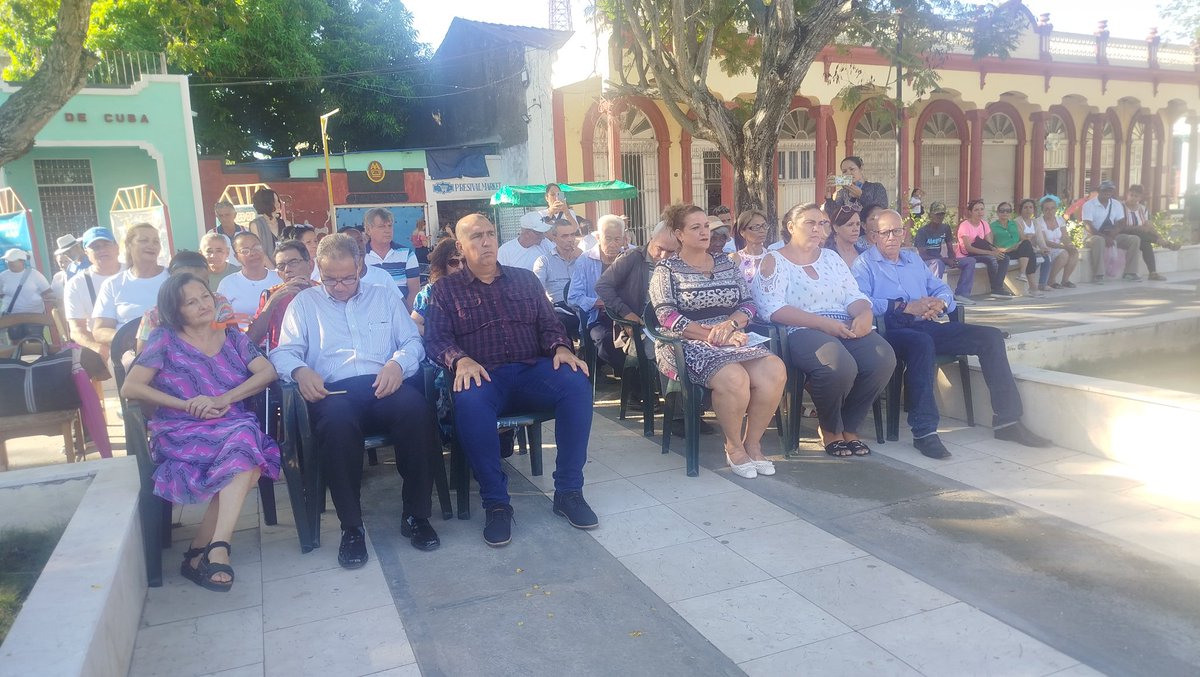 Giannylb2022's tweet photo. Inició en #LasTunas la fiesta mayor de la literatura. Asistieron las máximas autoridades tuneras a la inauguración de las 34 Feria del Libro. Atemperada a los nuevos tiempos porque renunciar a ella sería apartarnos de los sueños al interior de un libro. https://t.co/a7wqUO3hvE