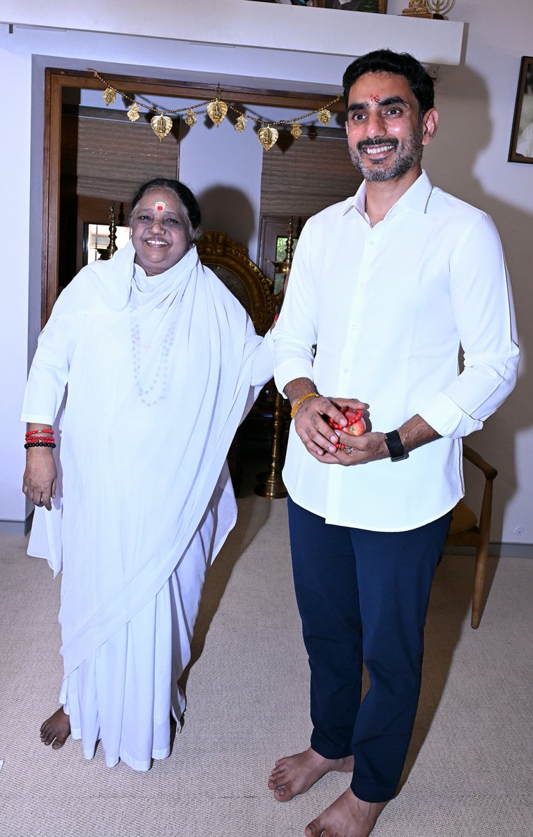 naralokesh's tweet photo. కేరళ రాష్ట్రం కొల్లం జిల్లాలోని ప్రసిద్ధ అమృతపురి ఆశ్రమాన్ని సందర్శించాను. ఆశ్రమ ప్రాంగణంలోని కాళీ దేవాలయాన్ని, కలరిని సందర్శించాను. అనంతరం శ్రీ మాతా అమృతానందమయి దేవితో ప్రత్యేకంగా భేటీ అయ్యాను. మాతా అమృతానందమయి దేవి ఆశీస్సులు పొందాను. అనంతరం అమృత విశ్వవిద్యాపీఠం క్యాంపస్ ను, అమృత ఆయుర్వేద కళాశాలను సందర్శించాను.