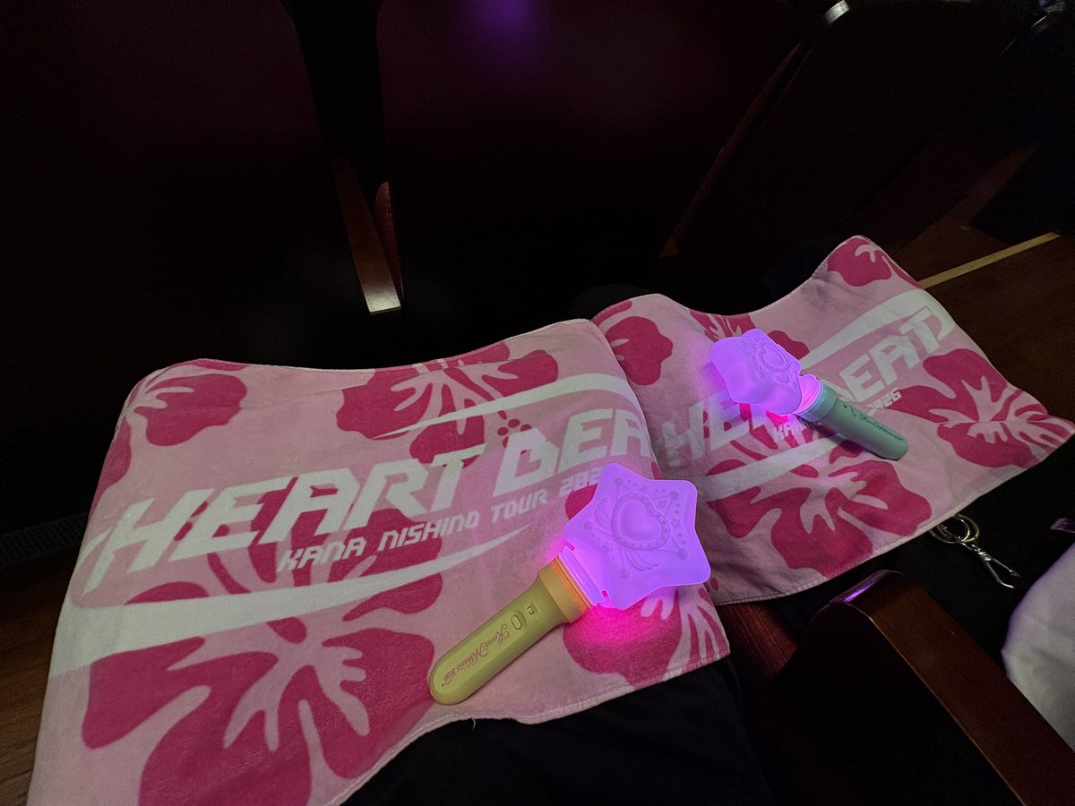 Reipre5's tweet photo. 北海道2日目！今日は���うほぼ目の前で　何回、目があったことだろ
普段映画見たり何か思って��泣かない人が目の前でカナやんの涙見たら自然ともらい泣きしてた😭けどそれ以上に楽しくて良い思い出になりました！ありがとう！
#西野カナ 
#HEARTBEAT
#KanaNishino
＃西野カナ_HEARTBEAT https://t.co/hDJ6TL1SeG