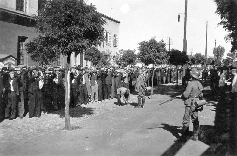 Jan34733995's tweet photo. 04.09.1939 r. - Kampania Wrześniowa:

... wczoraj Wehrmacht zajął Częstochowę, prawda?

W czasie tzw. „krwawego poniedziałku” w Częstochowie żołnierze Wehrmachtu zastrzelili na ulicach 300 - 500 mieszkańców miasta. https://t.co/BMl8vh4gKh