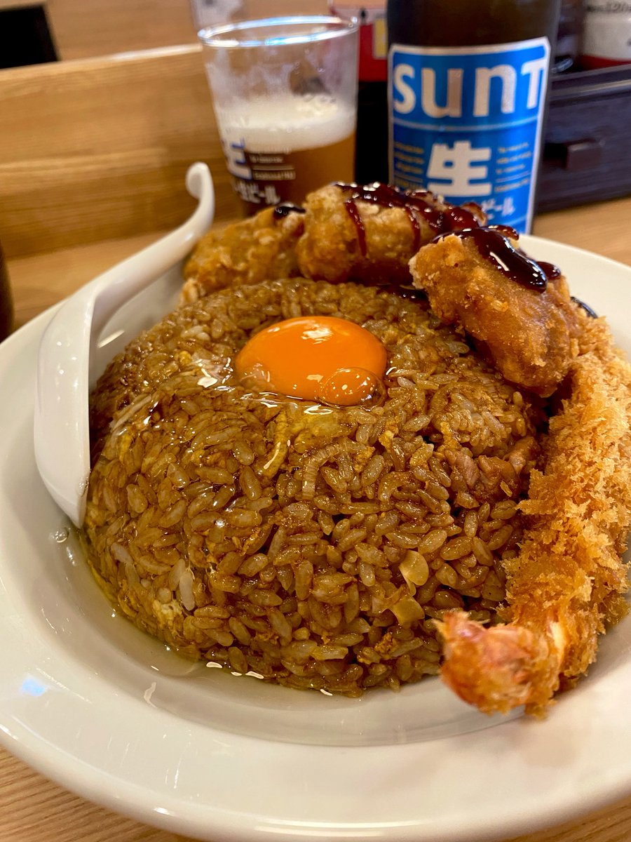 dreadrock_rasta's tweet photo. 「沼田商店　仙台中央店」お初
黒い炒飯てか焼飯は末廣ラーメン本舗系⁈
（他店で例えるな💢性格悪か〜）
ドス黒い醤油系だが案外サッパリ美味い
そのDXだと400gにエビフライと唐揚げ
しっとり系⁈卵の黄身でべちょべちょ系
たかじは、、とても好き
まだ量もいけるなおじさん

瓶ビール620円にも感謝 https://t.co/M2Q7nAUQE2