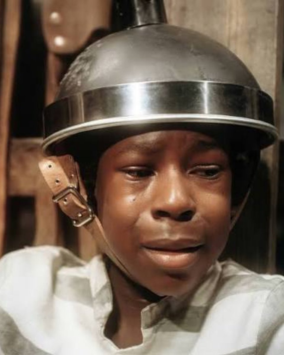 Cultination1's tweet photo. 🚨🇺🇸 La face la plus sombre de la CHAISE ÉLECTRIQUE : 

Dire qu'il y a des INNOCENTS qui y sont passés comme le cas le plus célèbre, George Stinney, 14 ans, trop jeune, trop petit pour l'appareil, a été exécuté en 1944 pour un crime dont la justice l'a finalement innocenté 70 ans plus tard.