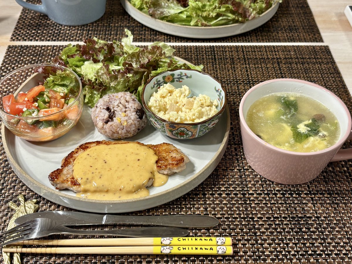 kedama92's tweet photo. 【9月4日(金)夕飯献立記録】
・みそマスポーク
・いぶりがっこのポテトサラダ
・トマトとオクラのポン酢和え
・小松菜としめじのかきたまスープ

インスタで見たレシピ🐷🌟
片栗粉まぶしてカリカリに焼いたのもあって、夫がとても気に入ってました😆

#献立記録
#料理記録
#おうちごはん https://t.co/7lsco2j4pC