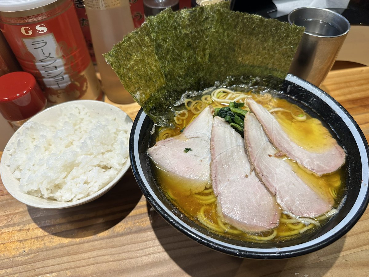 tantakatakapi78's tweet photo. 横浜家系ラーメン横横家
チャーシューメン中盛硬め濃いめ多め　ライス
仕事帰りに横横家さんへ
何も言わずにいつもので🤣
チャーシューメンうめぇ😆
今日のスープも最高😋
家系🍜が1番好きかも🤭
海苔巻きご飯もうめぇ😆
いつもの紅生姜で味変して〆の肉おじや飲んで完食完飲ごちそうさまでした https://t.co/pR4SY85Pnc