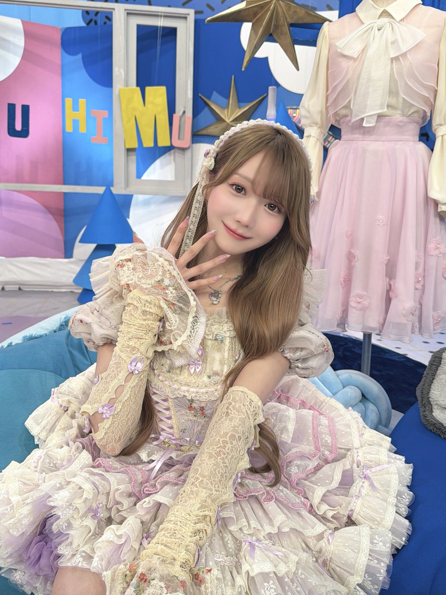 otani_emiri's tweet photo. 「サクサクヒムヒム☆推しの降る夜☆」
明日放送です📺💞

お気に入りの衣装で行ってきました〜！♡
後ろには懐かしい衣装が😳🌸
そして隣には大好きなしのぶさん😽🎀

大好きな“ステージ衣装”について
たくさんお話ししてきたよ👗✨

23:30～ 日テレで📺ぜひ観てね〜✊🏻💞
#サクサクヒムヒム https://t.co/bfPIgJ9hLs