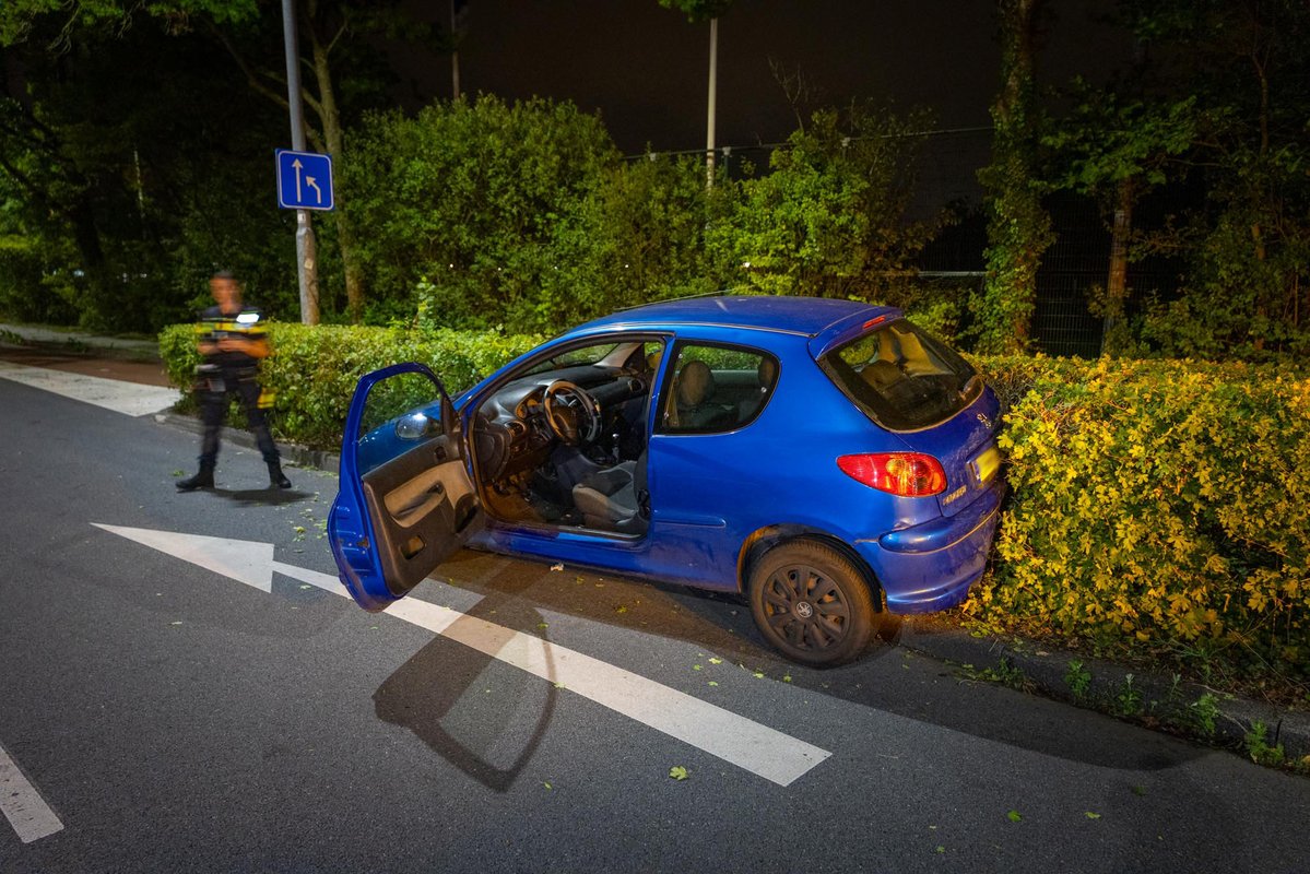 Inzittenden vluchten na ongeval Haarlemmerhoutkwartier, politie vindt identiteitsbewijs