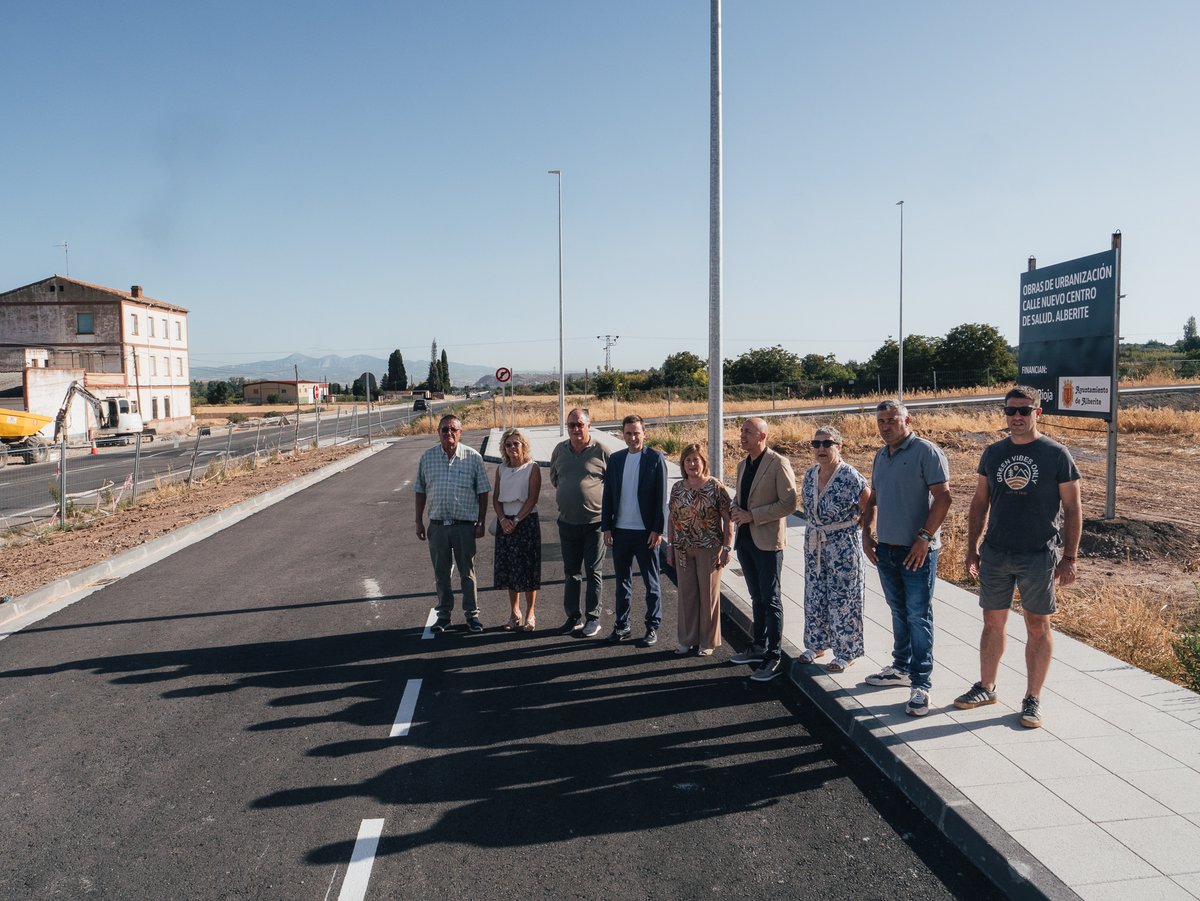 lariojaorg's tweet photo. 🏡 @daniosesr visita la urbanización del entorno del futuro Centro de Salud de Alberite en la que el Gobierno regional ha invertido más de 245.000 euros.

🖇️ Info: https://t.co/Hr0xW85sbI https://t.co/gT0InnPpBr