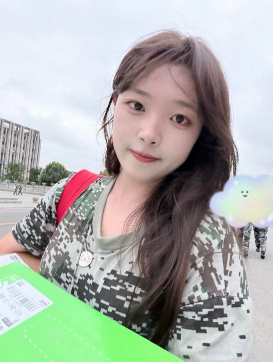 Larissa74775's tweet photo. 今天开学啦😭  

有谁要来锐评我18岁女大的福啊？

心情不好来X发泄了，无🚪来就给🤫 https://t.co/Z30K2vZuWu