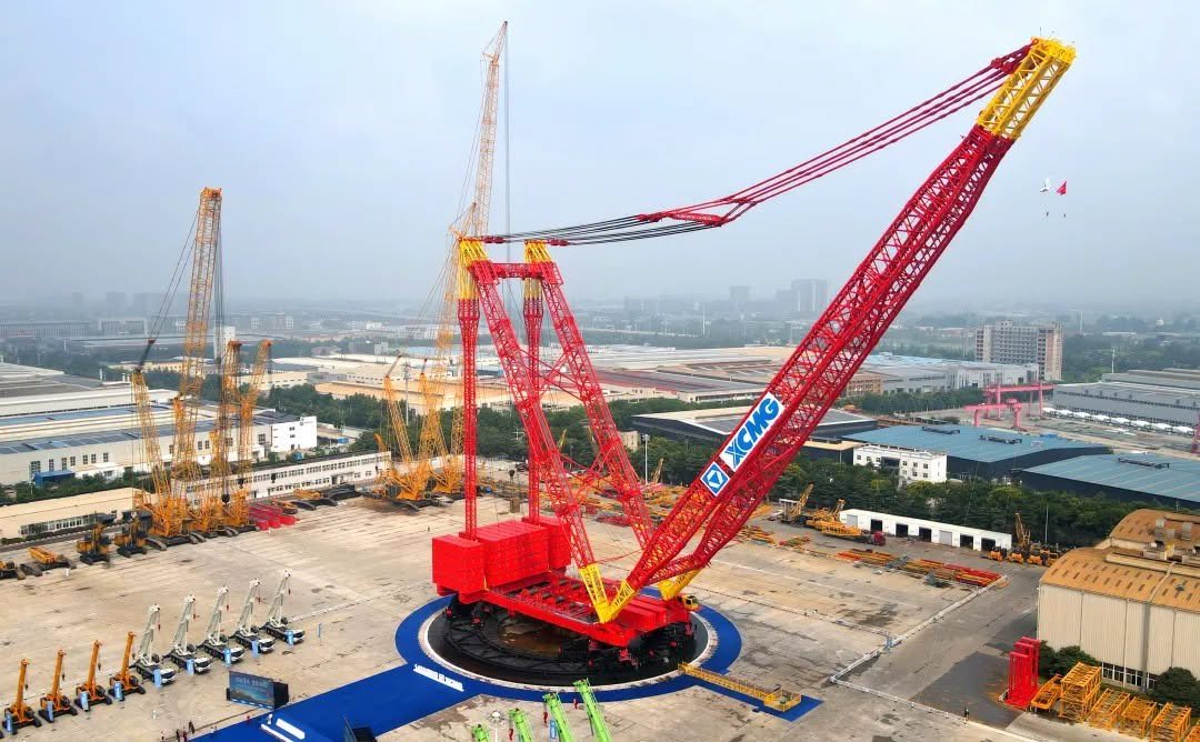DrShPk's tweet photo. 🇨🇳#CHINA Built The World’s Largest Tonnage Ring #Crane (14,000 Tonnes) In Xuzhou East China’s Jiangsu.
It Uses AI Vision, LiDAR, And Digital Twin Tech For Smarter Lifting In Nuclear, Petrochemical, And Offshore Projects. This Cuts Risks, Boosts Safety, And Speeds Construction. https://t.co/sFniKCKlod