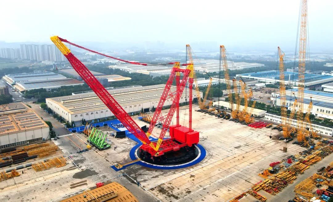 DrShPk's tweet photo. 🇨🇳#CHINA Built The World’s Largest Tonnage Ring #Crane (14,000 Tonnes) In Xuzhou East China’s Jiangsu.
It Uses AI Vision, LiDAR, And Digital Twin Tech For Smarter Lifting In Nuclear, Petrochemical, And Offshore Projects. This Cuts Risks, Boosts Safety, And Speeds Construction. https://t.co/sFniKCKlod