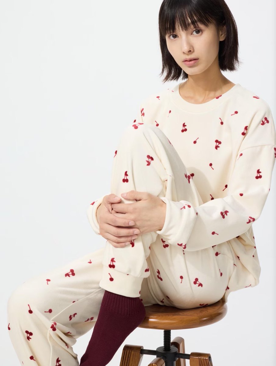 _6u6mn's tweet photo. 毎年バズってるUNIQLOのこれ、今年はチェリー柄が発売されててアツい🍒買い足します❗️ https://t.co/vDce1rFQvo