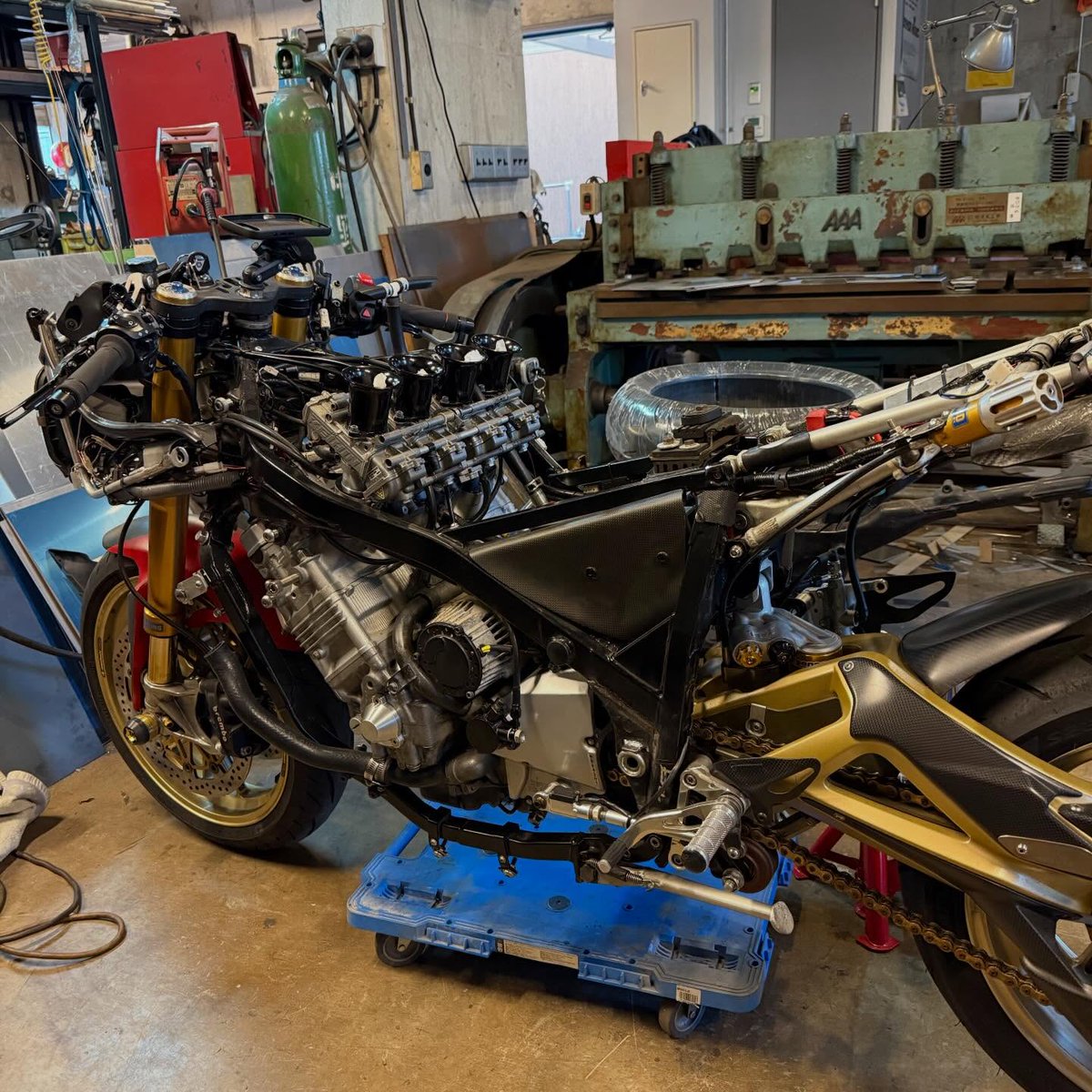 NevadaOrmofhl's tweet photo. Still assembling. I realized I may have made an engine assembly mistake. I need to remove the camshaft to check, so I’ll reshuffle my shims to even out tappet clearances as much as possible. Better to avoid an over-range clearance after break-in. https://t.co/UVAaphaRMQ