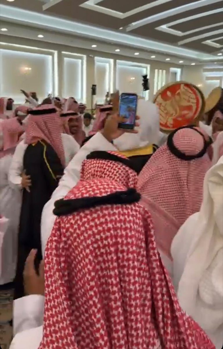 Kfhkh2019's tweet photo. ✨ ليلةٌ من ليالي العمر… حين يكتمل الفرح بحضور الأحبة، وتبقى التفاصيل الجميلة ذكرى لا تغيب عن القلب ✨

في ليلة الجمعة 3 سبتمبر 2026م، كان للفرح موعدٌ مختلف، وكانت السعادة تملأ المكان، حيث احتضن قصر ليالي اللؤلؤ واحدةً من أجمل ليالي الأفراح، بمناسبة زفاف الشاب الغالي عبدالرحمن بن محمد الموسى، وسط حضور كبير ومشرّف من الأهل والأقارب والأصدقاء والمحبين، الذين اجتمعوا بمحبة صادقة ليشاركوا أسرة الموسى فرحتها بهذه المناسبة الغالية.

كانت ليلةً يكسوها الفرح من أول لحظاتها، وتزينها البشاشة وحفاوة الاستقبال وكرم الضيافة، واجتمعت فيها القلوب قبل أن تجتمع الوجوه، في صورة جميلة جسدت ما تحظى به أسرة الموسى من محبة وتقدير، وما للعريس ووالده من مكانة طيبة في نفوس من حولهما.

وفي مشهدٍ يفيض بالفرح، زُفَّ عبدالرحمن بن محمد الموسى عريسًا بين أهله وأحبابه، تحيط به الدعوات الصادقة والابتسامات والمشاعر الجميلة، في لحظاتٍ لا تُقاس بطول الوقت، وإنما بما تتركه في القلب من أثر وذكرى.

وكان من أجمل ما في هذه الليلة أن ترى فرحة الأب الغالي الأستاذ محمد الموسى بزواج ابنه عبدالرحمن؛ فرحة أبٍ انتظر هذه اللحظة، فازدانت ليلته بحضور الأحبة، واكتملت سعادته بمن جاء ليشاركه فرحة ابنه ويبادله مشاعر الوفاء والمحبة.

أبا عبدالرحمن، محمد الموسى، نبارك لك من أعماق القلب زواج ابنك عبدالرحمن، ونقول لك: هنيئًا لك هذه الفرحة، وهنيئًا لك اجتماع الأحبة حولك، وهنيئًا لك أن ترى ابنك عريسًا في ليلةٍ امتلأت بالسعادة والوفاء.
نسأل الله أن يقر عينك بسعادته، وأن يبارك لك في أبنائك وأهلك، وأن يجعل الفرح ملازمًا لداركم، وألا يريكم فيمن تحبون إلا كل خير وسعادة.

أما عريس هذه الليلة عبدالرحمن بن محمد الموسى، فله منا أصدق التهاني وأجمل الدعوات؛ ألف ألف مبروك يا عبدالرحمن، جعل الله زواجك بداية عمرٍ جميل، وحياةٍ تملؤها المودة والرحمة والطمأنينة، وكتب لك ولشريكة حياتك السعادة والتوفيق، ورزقكما الذرية الصالحة، وجعل بيتكما بيت خير وبركة ومحبة.

💐 بارك الله لكما، وبارك عليكما، وجمع بينكما في خير، وألّف بين قلبيكما، وجعل أيامكما سعادة، وأعوامكما مودة ورحمة، ورزقكما من جميل الأقدار فوق ما تتمنيان.

كما نبارك لـ أسرة الموسى الكريمة هذه المناسبة السعيدة، ونشاركهم فرحتهم من القلب، سائلين الله أن تبقى ديارهم عامرة بالأفراح، وأن تتوالى عليهم المسرات والمناسبات الجميلة، وأن يجمعهم دائمًا على المحبة والخير.

لقد كانت ليلة عبدالرحمن ليلةً جميلة بكل تفاصيلها؛ ليلة اجتمع فيها الأهل والأصدقاء والمحبون، وحضرت فيها مشاعر الوفاء، وتبادل الجميع التهاني والدعوات، لتبقى ذكرى عزيزة في ذاكرة العريس ووالده وأسرته وكل من شاركهم هذه الفرحة.

🤍 فرحتكم فرحتنا، وسعادتكم أسعدتنا، وتشرفنا بأن نكون بينكم في هذه الليلة الغالية ونشارككم لحظاتٍ من أجمل لحظات العمر.

ألف ألف مبروك للعريس عبدالرحمن بن محمد الموسى، وألف مبروك لوالده الغالي الأستاذ محمد الموسى، ولأسرة الموسى كافة.

دامت أفراحكم، ودامت دياركم عامرةً بالمحبة والكرم والوفاء، وجعل الله هذه الليلة بدايةً لأفراحٍ تتبعها أفراح، وأيامٍ جميلة لا تنقطع فيها البسمة عن وجوهكم. 🌹🤍

مبارك يا عبدالرحمن… ومبارك يا أبا عبدالرحمن، وعسى الفرح دوم في داركم، ومن فرحٍ إلى فرح بإذن الله.