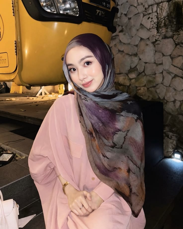 aisyaaranii's tweet photo. Pashmina viscose dengan look secantik ini dan gampang di styling buat berbagai OOTD https://t.co/bA7UrHtNqD