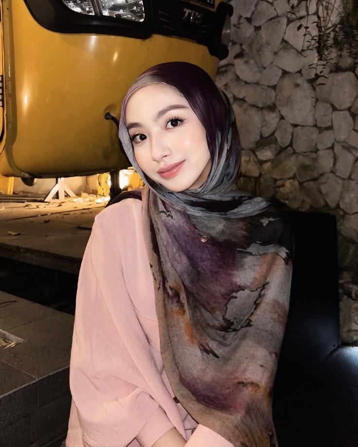 aisyaaranii's tweet photo. Pashmina viscose dengan look secantik ini dan gampang di styling buat berbagai OOTD https://t.co/bA7UrHtNqD