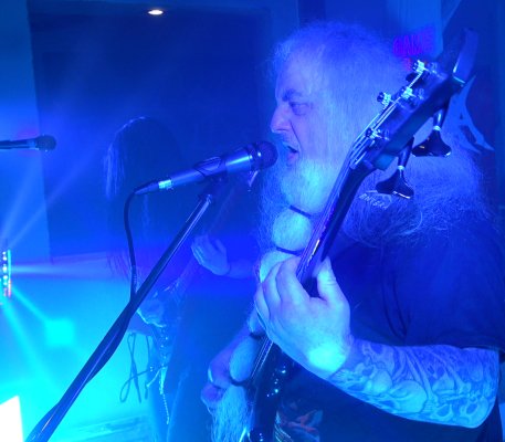 Entera_Thrash's tweet photo. Carsten Live in Tinas Checkpoint in Amberg.
#thrashmetal #speedmetal #metalband #liveband
#livebild #livefoto #konzertfoto #bühne #gig
#konzert #metalgig #metalshow #auftritt #live
#show #concert #bass #metalbass #bassist #soundgear #ibanezbass #vocal #metalvocals #basser #amberg https://t.co/aKPAId5sYs