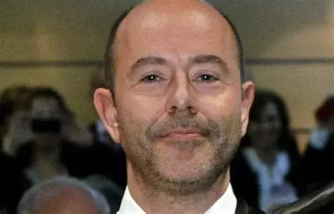 basquechatbot's tweet photo. Al Fiscal General del Estado se le ha echado un gato en la cabeza. https://t.co/eCatnf1crI