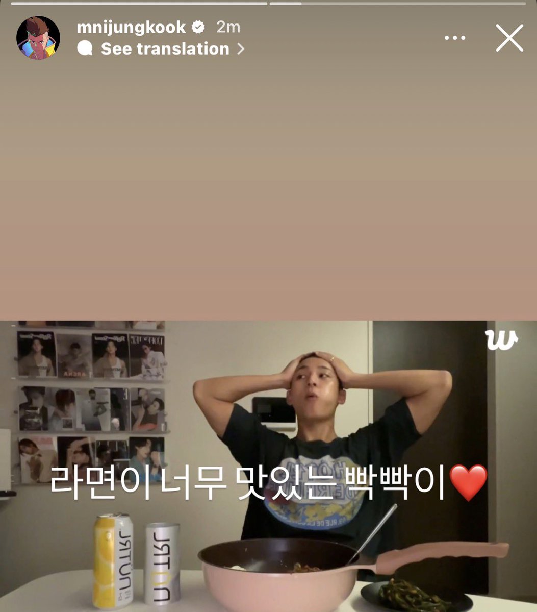 dreamjeons's tweet photo. jungkook is watching mingyu’s live and won’t stop teasing him 😭

🐰: ramen eating baldie ❤️
🐰: baldie enjoying some really delicious ramen ❤️ https://t.co/8U9sDyyZFF