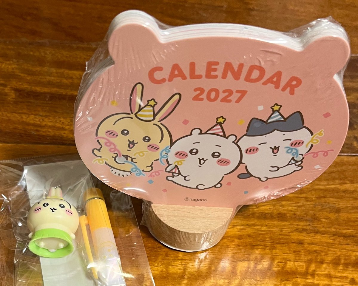 chii_usagi23's tweet photo. くら寿司帰りに探してたガチャを初めて発見✨
ここ数年買ってるカレンダーとボールペンにも出会えて雨の中レインコート着て🚲大変だっ���けど嬉しい https://t.co/mOJ5JyIG2f