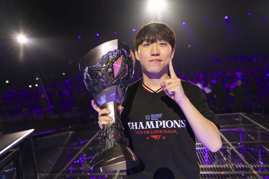 Kllover_Vlrt's tweet photo. NS勝利、ついにグランドファイナルへ
この勝利によりT1のchampions進出が確定、そして。
T1 BuZz選手が2021年から2026年まで全てのchampionsに進出した世界でたった1人の選手になりました。
#T1WIN #VCTPacific https://t.co/tYJgaBQdPo