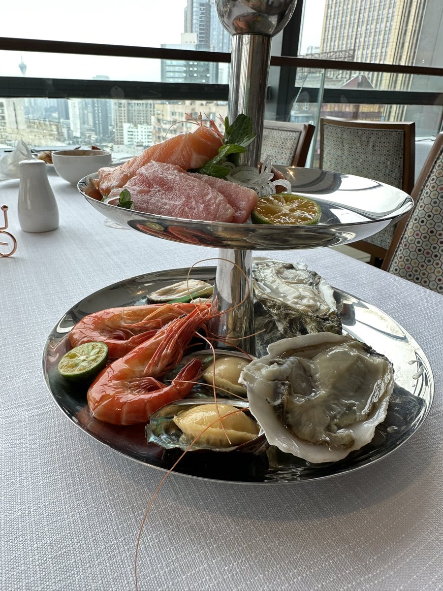 emmabung's tweet photo. More from Chengdu: gorgeous backlit bridge and bougie brunch. 🌉 🍰 🍣 https://t.co/p6tEiG8kb1