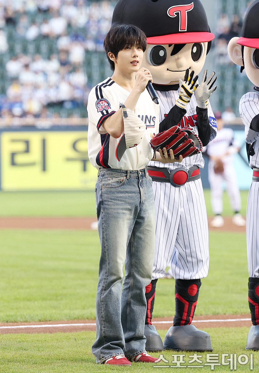 BABYJISUNG_TH's tweet photo. 260904 #JISUNG LG TWINS FIRST PITCH

ภาพน่ารัก ๆ และภาพเท่ ๆ ของจีซองจากสำนักข่าวมีเยอะมาก ๆ เลยค่า มาใช้ภาพจากสำนักข่าวพร้อมกับแชร์ลิงก์กันเยอะ ๆ น้า ✊🏻💖

🔗 https://t.co/9NZvDIomCU
🔗 https://t.co/Jyfa45F2Od
🔗 https://t.co/eH0IBqn0p9
🔗 https://t.co/lGHRJqgCV7

JISUNG FIRST PITCH
#JISUNGxLGTwins
#LG트윈스에_시구하러_왔지성