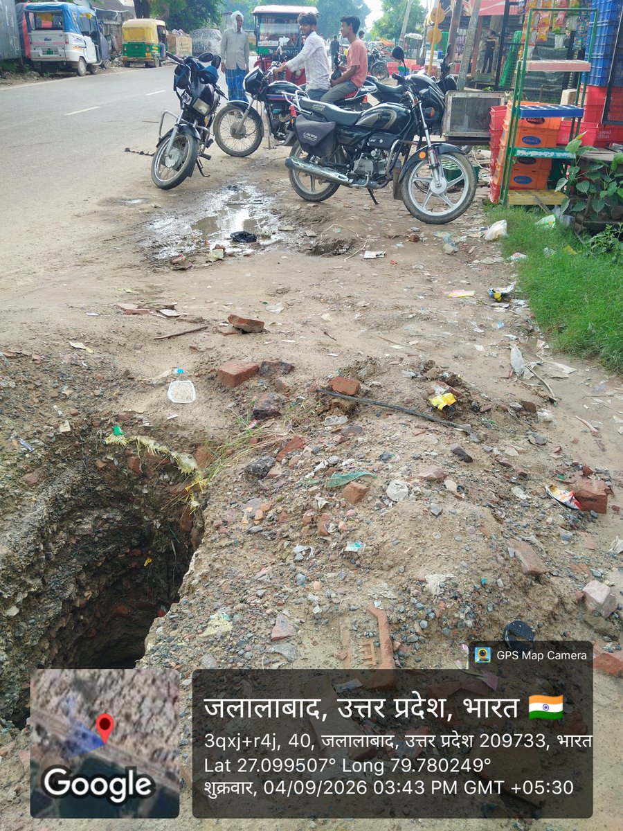 AshishPathakUP's tweet photo. आज 15 दिन ये 10 फिट गहरा गड्ढा खुदा पड़ा है केबिल जोड़ गए लेकिन इसे नही बन्द किया गया । आये दिन दुर्घटनाये होती है कृपया ध्यान दे.. https://t.co/srqK8SARZ7
