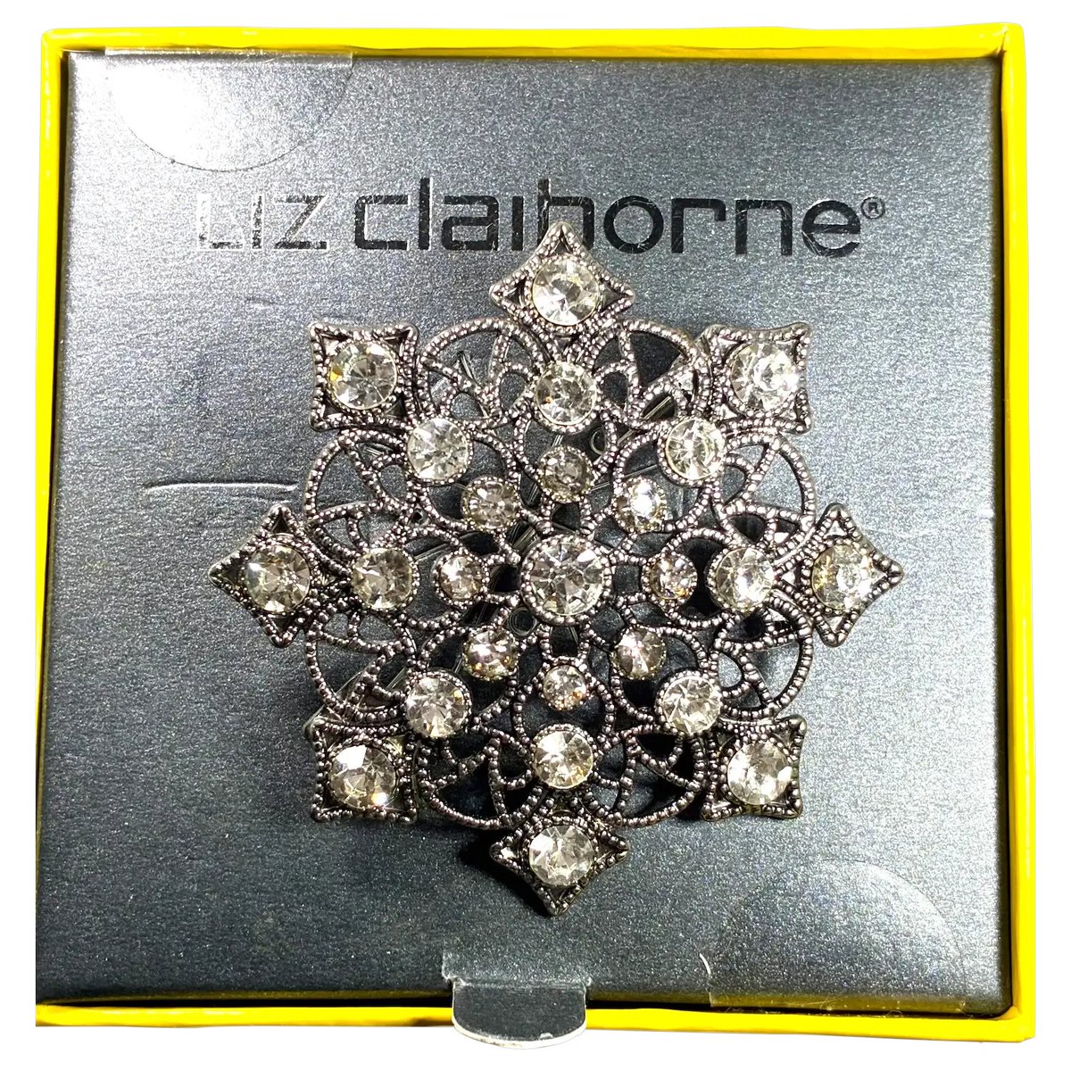 ClarasJewelry's tweet photo. Liz Claiborne Lacey Clear Rhinestone Winter Snowflake Brooch Mint in Original Box
#rubylane #vintage #retro #treasures #brooch #desiger #hautecouture #rhinestone #winter #holiday #Christmas2026 #vintagebeginshere #jewelryaddict #giftideas
https://t.co/tRK6Uipr2C https://t.co/u0C3RDfmYI