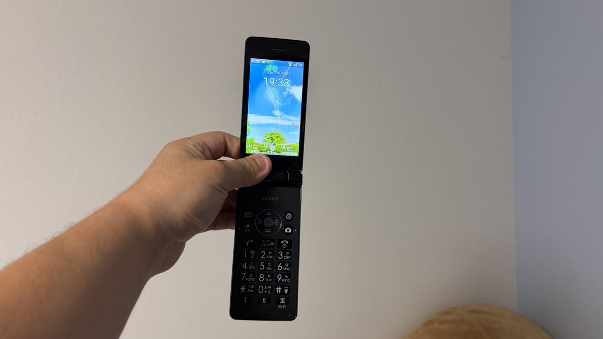 shuttan_'s tweet photo. ソフトバンクのガラホ
使っていないけど
電話の通話できるけど

メールもインターネットもできない
　
本体壊れてないけど

なぜか速度制限
あれなのかな？
使わないから
通信止められたのかな？
知らんけど

ソフトバンクショップ行ってもいいけど
なんかだるい

auのケータイプランいいのかな？ https://t.co/euJKA7H2Iy