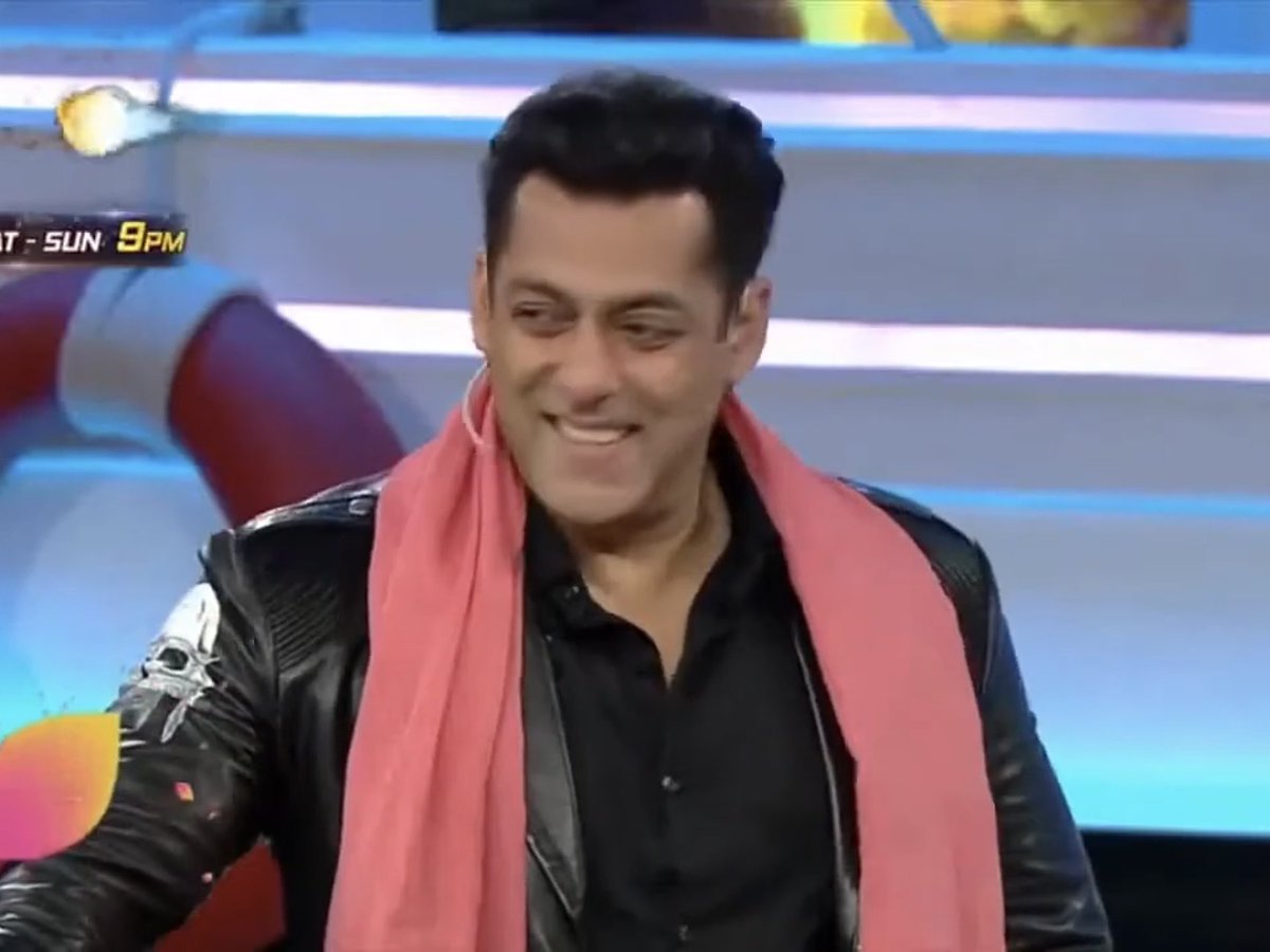 salmancore's tweet photo. Again in the same frame
#SalmanKhan at 53 &amp;
#ShahRukhKhan at 53

one’s looks &amp; handsomeness are god gifted, and the other depends entirely on photoshop and CGI https://t.co/EOgEH3NE5K