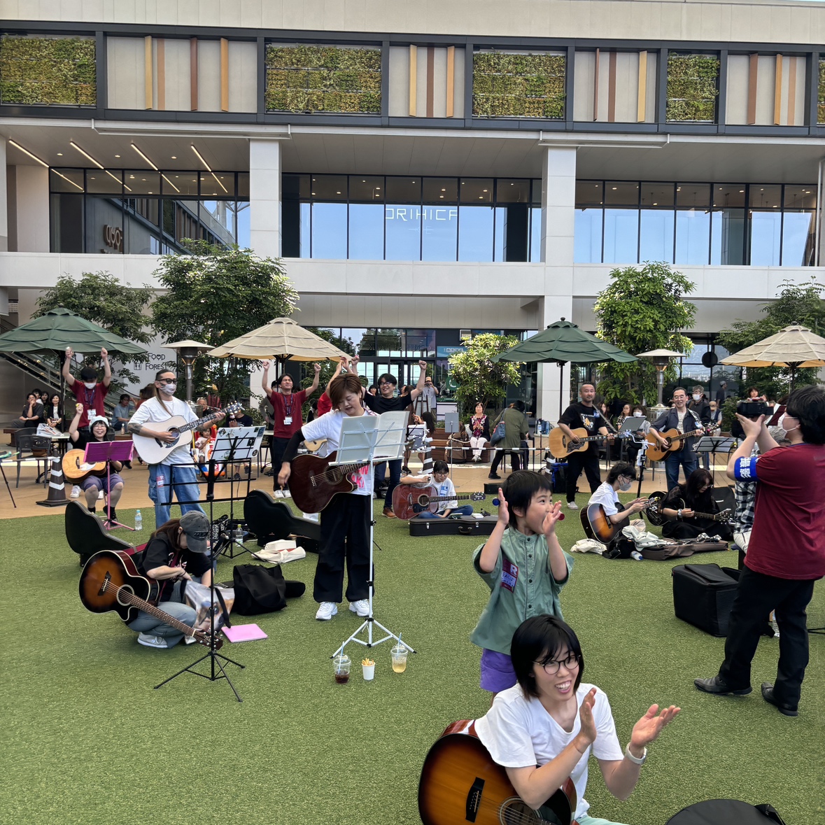 shima_toyokawa's tweet photo. ＼100人フォーク参加者募集中！／

100人で一緒にフォークソングを楽しみませんか？🎸

楽器経験のある方はもちろん、初心者の方や久しぶりに演奏する方も大歓迎！

▼詳細はコチラ▼
https://t.co/PNHC52urCh

#島村楽器 #100人フォーク #アコギ #カホン https://t.co/5FpYLOFRCY