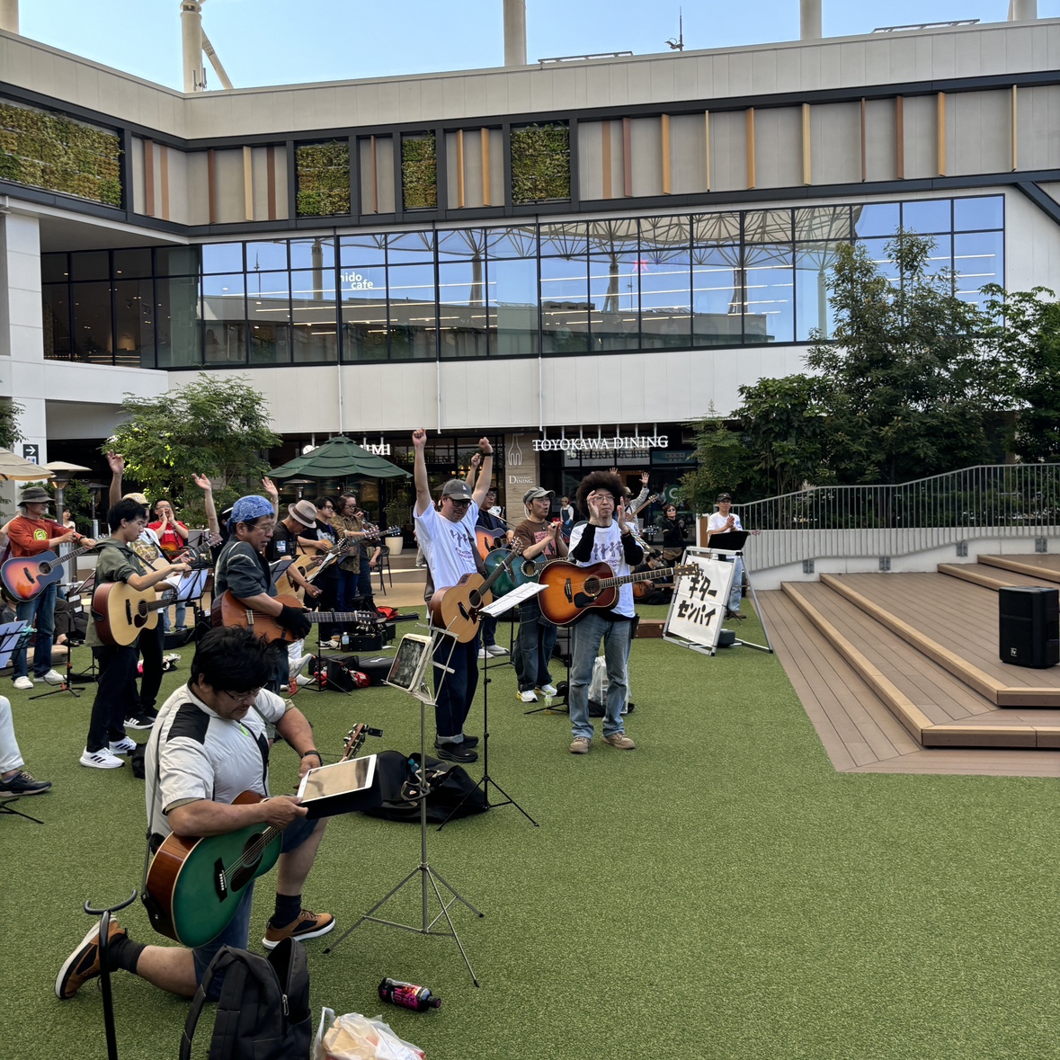 shima_toyokawa's tweet photo. ＼100人フォーク参加者募集中！／

100人で一緒にフォークソングを楽しみませんか？🎸

楽器経験のある方はもちろん、初心者の方や久しぶりに演奏する方も大歓迎！

▼詳細はコチラ▼
https://t.co/PNHC52urCh

#島村楽器 #100人フォーク #アコギ #カホン https://t.co/5FpYLOFRCY