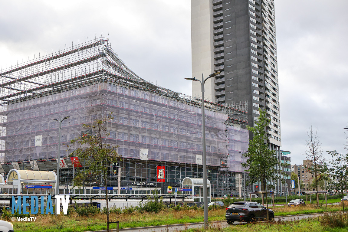 Steiger gedeeltelijk ingestort door zware windstoten op Pegasusweg in Rotterdam