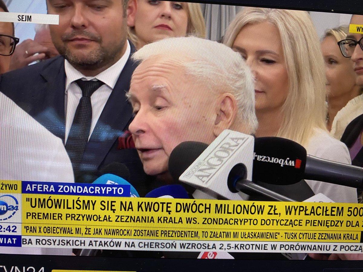 DominikaWalus's tweet photo. Brawa dla reporterki, która wydobyła z Kaczyńskiego odpowiedź na pytanie:
- czy widzi pan miejsce w swojej partii dla Zbigniewa Ziobry?
- Widzę.

I to po słowach w sprawie oddania pieniędzy od Krala.
To wyjaśnia więcej, niż głosowanie przeciwko odrzuceniu weta Nawrockiego. https://t.co/l5w9yCBa1V