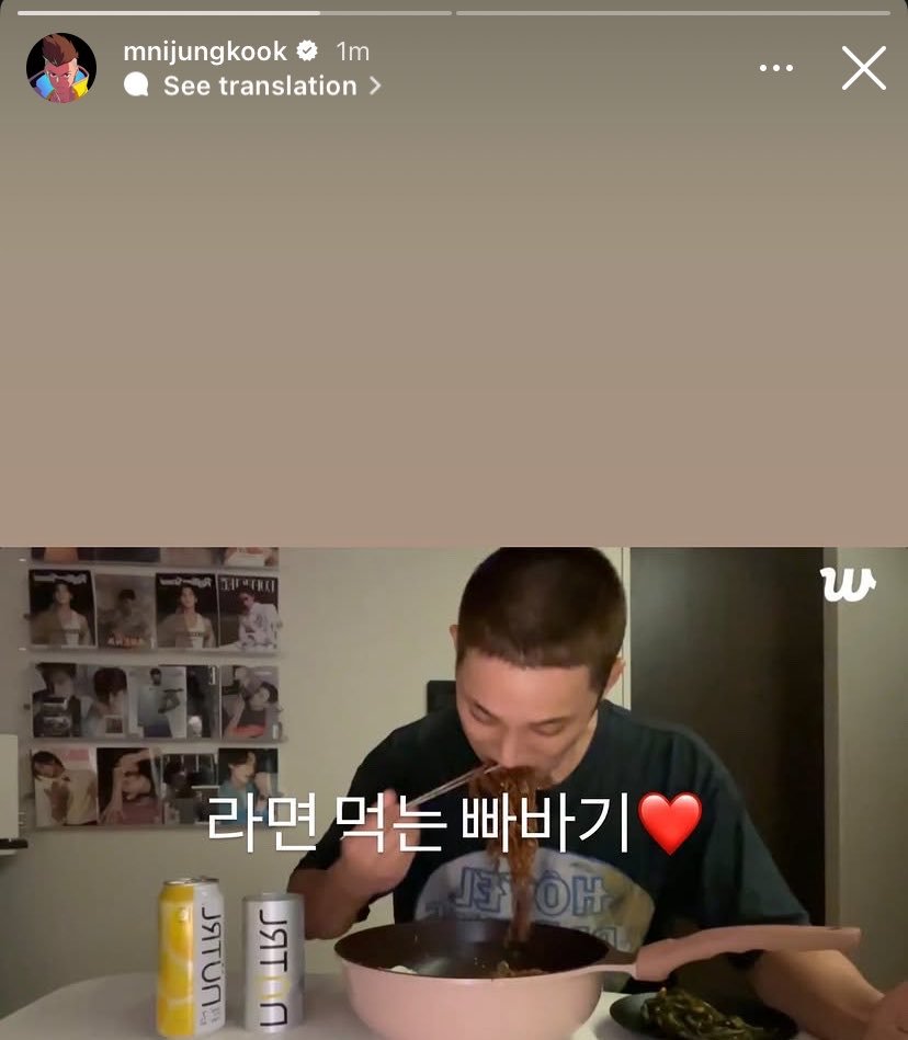 sawok_2min's tweet photo. #JUNGKOOK IG STORY

🐰: เจ้าหัวเกรียนกำลังกินรามยอน ❤️
🐰: เจ้าหัวเกรียนกำลังเอร็ดอร่อยกับรามยอนแสนอร่อย ❤️ https://t.co/F02QtG7P3P