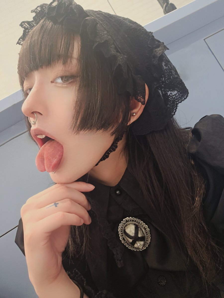 tsuzu999's tweet photo. 君には少し 刺激強すぎたかな？

#スプタン #スプリットタン #自撮り https://t.co/iYAh2IQBt4