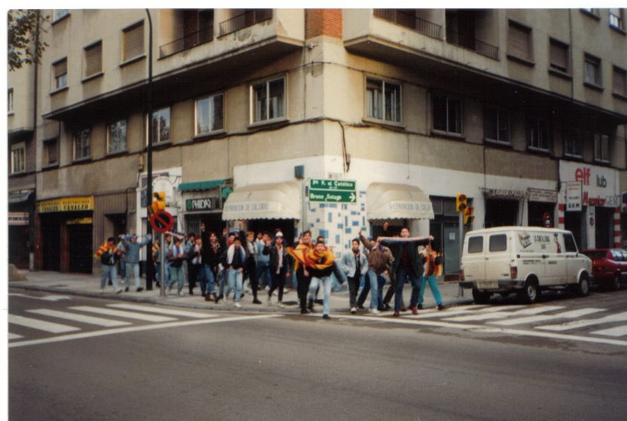 Ligallo1986's tweet photo. 1988

Una nueva generación toma el relevo del Ligallo y lo reorganiza con un aire más ultra: nace el primer carné de socio y el fanzine. Comenzaron las primeras agresiones a osasunistas debido a provocaciones proetarras y el detonante tras unos comentarios en una revista ultra. https://t.co/XKqKJG2BUu