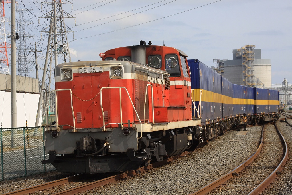 sentetsuED75103's tweet photo. 全国的にDE10が急速に数を減らすなか、JRを除くとDE10系統が毎日定期的に運用されいる仙台臨海鉄道ってなかなかすごい存在。
運休シーズンでなければ確実に撮れるし、DE10の形態も4形態。
本数もそこそこあるので1日楽しめる路線でもある。
一方で老朽化が進むDE10をいつまで使うのかと逆の心配も。 https://t.co/IwjGemd9Sc