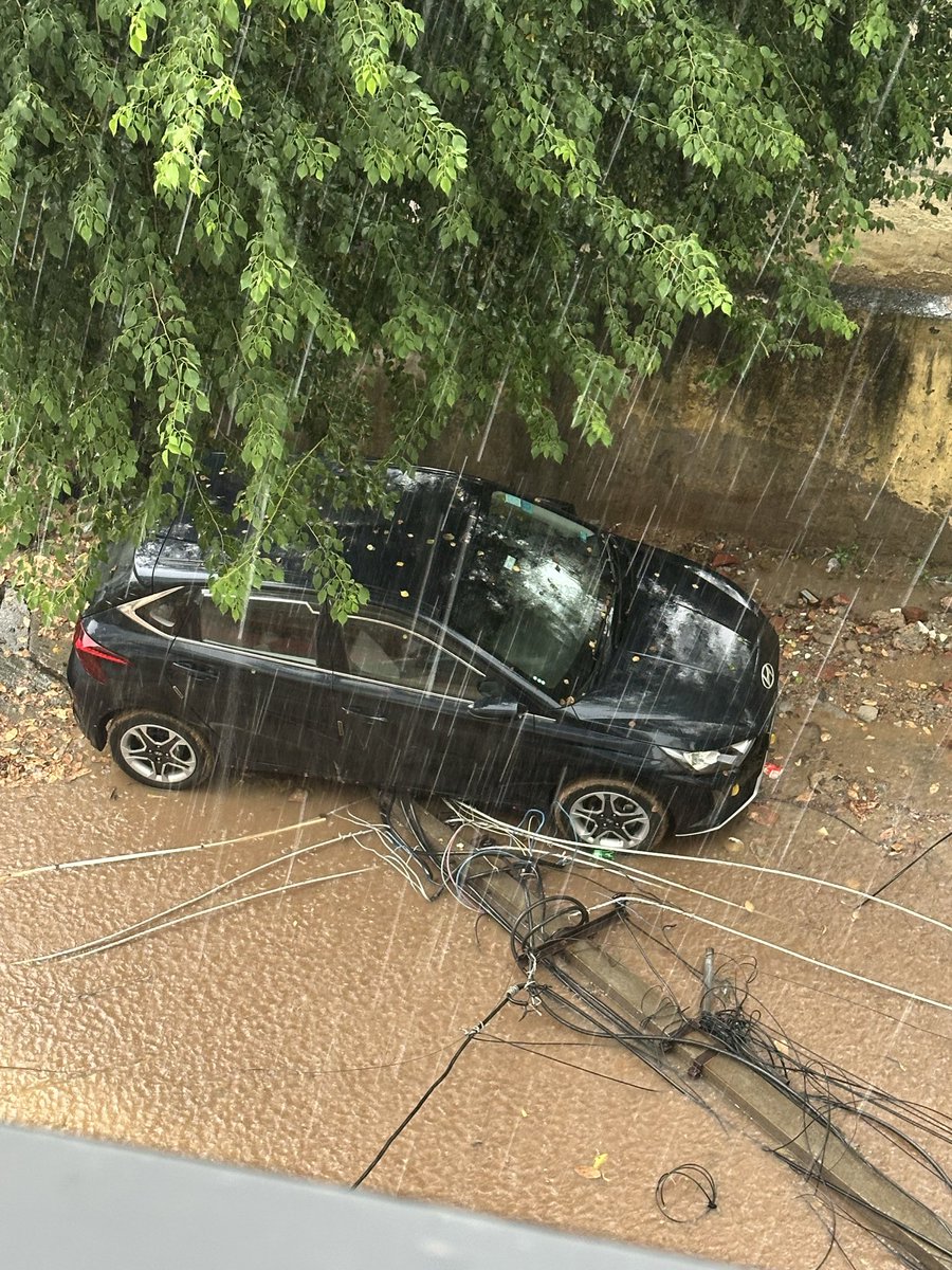 KamraAkarshit's tweet photo. ‼️URGENT-Sector 40, Gurugram

Heavy rain has caused a tree to fall on electricity lines. Two poles have fallen into the flooded/clogged water, creating a serious electrocution risk. Two cars are damaged. ⚠️ Please DO NOT restore power until the area is safe.

Urgent help needed. https://t.co/pBpVQBDnp8