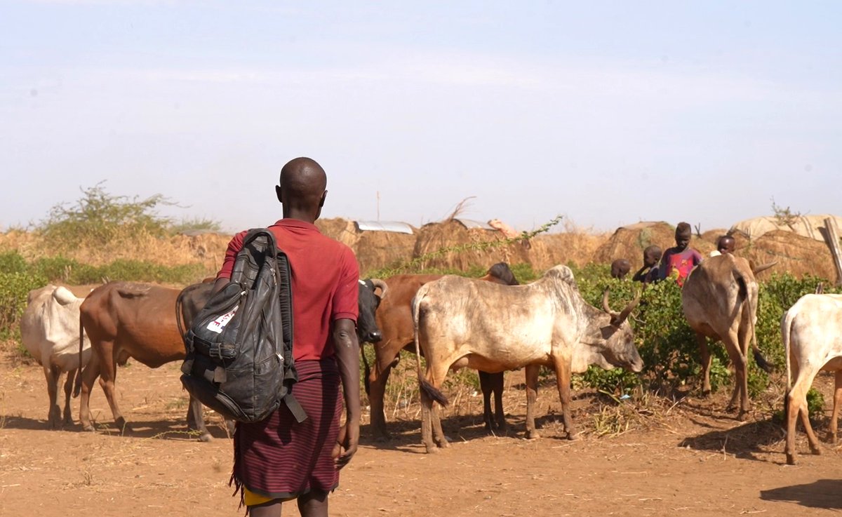 FAOEthiopia's tweet photo. Every day, Gnakamar Achawo visits livestock owners in S. Omo, monitoring animal health, advising herders & providing treatment. Through EU-funded #PLACE Proj. @FAO supports #CAHWs to bring essential vet services closer to pastoral communities.
@EU_Partnerships
@EUinEthiopia https://t.co/kzh9W2Eblp