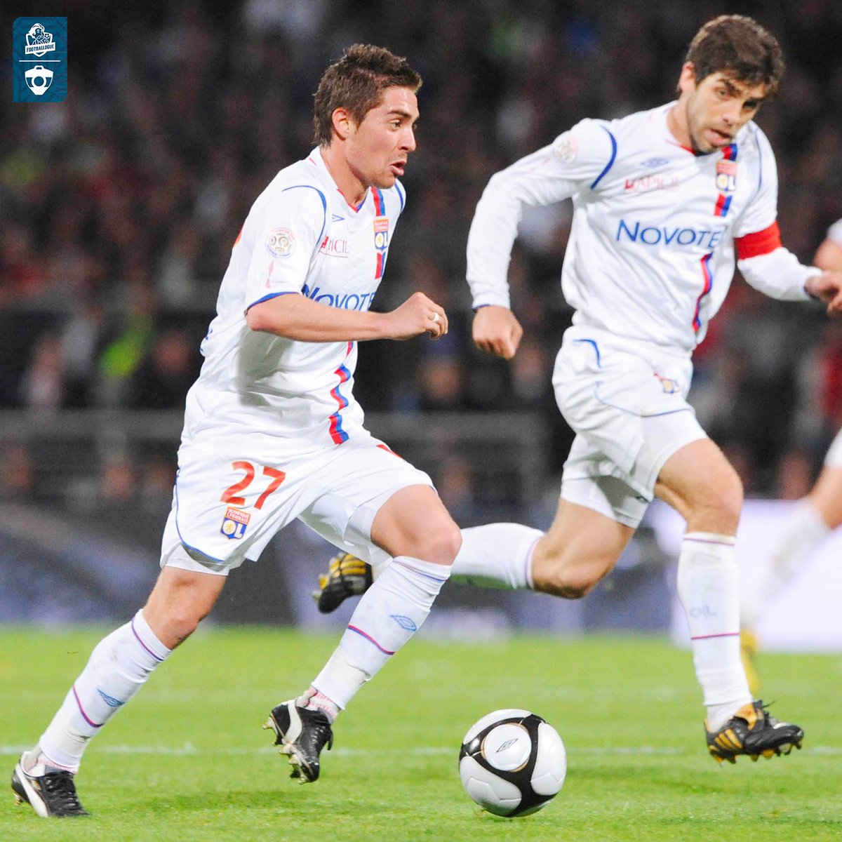 Footballogue's tweet photo. Anthony Mounier, joueur de l'OL entre 2007 et 2009, a été choqué par la mentalité du vestiaire de lyonnais ! 😳❤️💙

"Ce qui m’a le plus fasciné quand je suis rentré dans ce vestiaire à Lyon, c’est que 𝗹𝗲𝘀 𝗺𝗲𝗰𝘀 𝘃𝗲𝗻𝗮𝗶𝗲𝗻𝘁 𝗱𝗲 𝗴𝗮𝗴𝗻𝗲𝗿 𝟱 𝗼𝘂 𝟲 𝘁𝗶𝘁𝗿𝗲𝘀 𝗱𝗲 𝗰𝗵𝗮𝗺𝗽𝗶𝗼𝗻𝘀, mais ils n’étaient 𝗷𝗮𝗺𝗮𝗶𝘀 𝗿𝗮𝘀𝘀𝗮𝘀𝗶𝗲́𝘀 !

Ils en voulaient toujours plus.

Le premier match d’Alain Perrin, on gagne. Il rentre dans le vestiaire et Alain Perrin commençait à faire le cri de guerre alors que les joueurs s’assoient. Personne ne crie et il y a Juninho qui se lève et dit : « 𝗜𝗰𝗶, 𝗱𝗮𝗻𝘀 𝗰𝗲 𝘃𝗲𝘀𝘁𝗶𝗮𝗶𝗿𝗲, 𝗼𝗻 𝗻𝗲 𝗳𝗮𝗶𝘁 𝗽𝗮𝘀 𝗱𝗲 𝗰𝗿𝗶 𝗱𝗲 𝗴𝘂𝗲𝗿𝗿𝗲 𝗮𝗽𝗿𝗲̀𝘀 𝘂𝗻𝗲 𝘃𝗶𝗰𝘁𝗼𝗶𝗿𝗲, 𝗺𝗮𝗶𝘀 𝗮𝗽𝗿𝗲̀𝘀 𝘂𝗻 𝘁𝗶𝘁𝗿𝗲. »

𝗟𝗲 𝗰𝗼𝗮𝗰𝗵 𝗲́𝘁𝗮𝗶𝘁 𝗰𝗵𝗼𝗾𝘂𝗲́ !"

(IG : histoiresdefootpodcas)