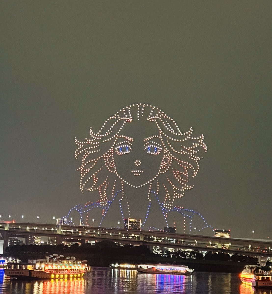 syoujikityan's tweet photo. お台場の東リベのドローンショー、ヒプノシスマイクの後に『東京卍リベンジャーズ』だった！Cry Baby流れながらの武道マイキードラケン千冬迫力あったよ〜✨ https://t.co/O5UjUcOo8N