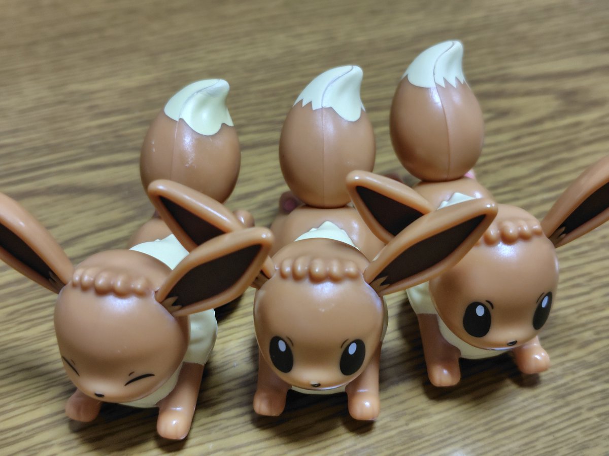 panbu800's tweet photo. プルバックのイーブイ尻尾が半分メスになってる。仕様？なの？ https://t.co/YItGv7IhtZ