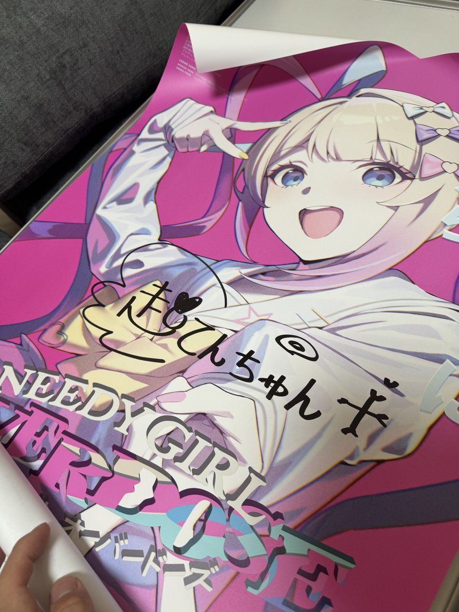 BB__avgca's tweet photo. ニディガのポスター当選やったー！と思ったら、別のサイン入りポスターが届いて困惑。

どなたか、超天ちゃん当選したのにカラマーゾフ届いた人いますか。

#ニディガ
@needygirl_anime https://t.co/xEnjXxScVQ