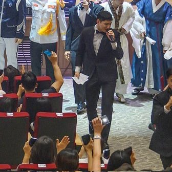MsSallygirl_'s tweet photo. THE SMILEEEEE 😭😭😭 Look at our Dongminie having the TIME OF HIS LIFE!!! 🥹

He looks so genuinely happy and comfortable up there, and the way everyone was so excited to see him??? HELLOOOO 😭🫶🏻

My heart cannot handle this mannnn; 
SERGEANT LEE DONGMIN YOU ARE SO LOVED 🫶🏻

CTTO 📸 thank you so so so much for the photos.

#ChaEunWoo #차은우 @CHAEUNWOO_offcl ✨💙🧸